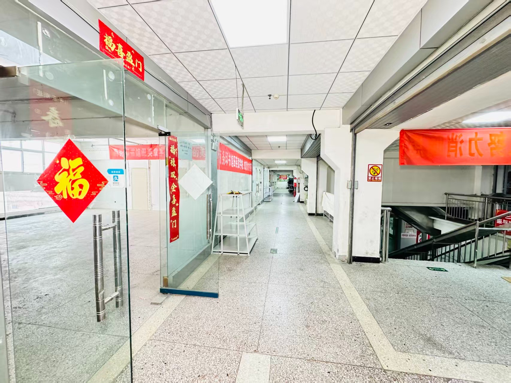 贴廓巷灵活办公空间，满足企业不同发展阶段需求 ✨ 商业配套完善，助力企业快速成长 ✨ AI产业资源链接，共建创新生态 ✨ 办公、展示、运营一体化空间  现在入驻，抢占AI产业发展新赛道！_COPY