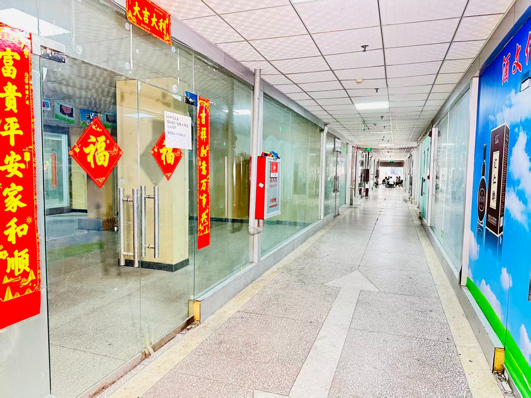 贴廓巷园区位于洛阳市老城区春都路商贸核心区域，周边商业氛围成熟，交通便利，配套完善。依托传统副食品商贸资源，园区具备良好的经营基础和人气优势，是企业办公、商品展示、批发零售及创业发展的理想选择。